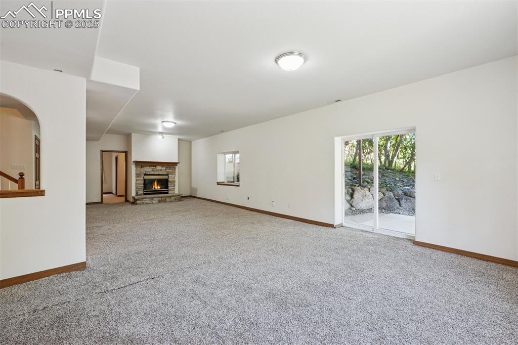 Image 40 of 50: Living Room