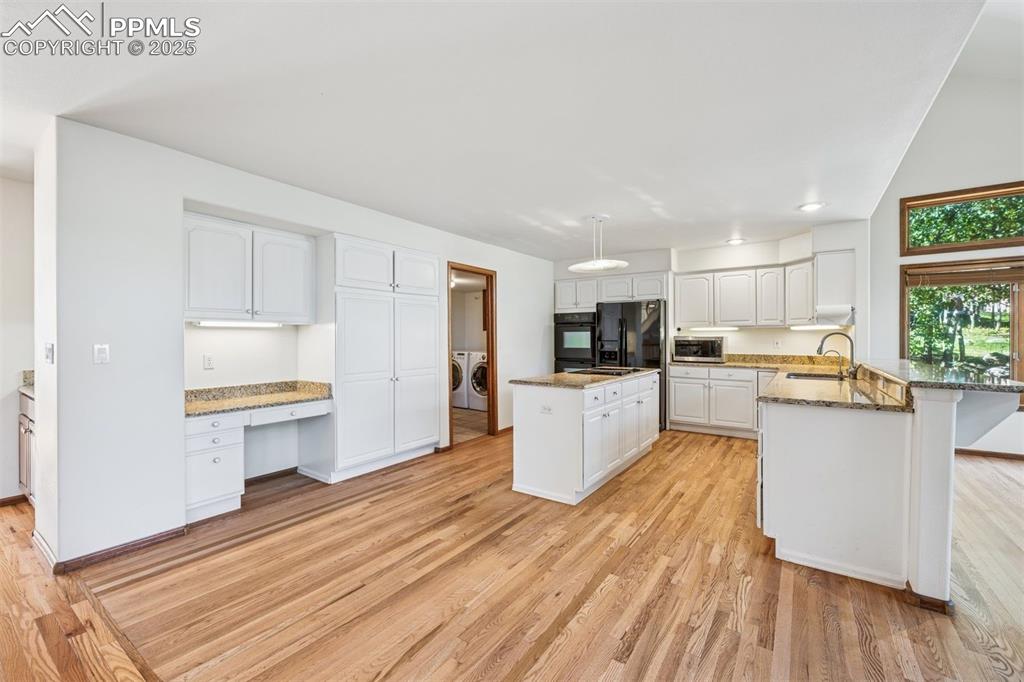 Image 6 of 50: Kitchen