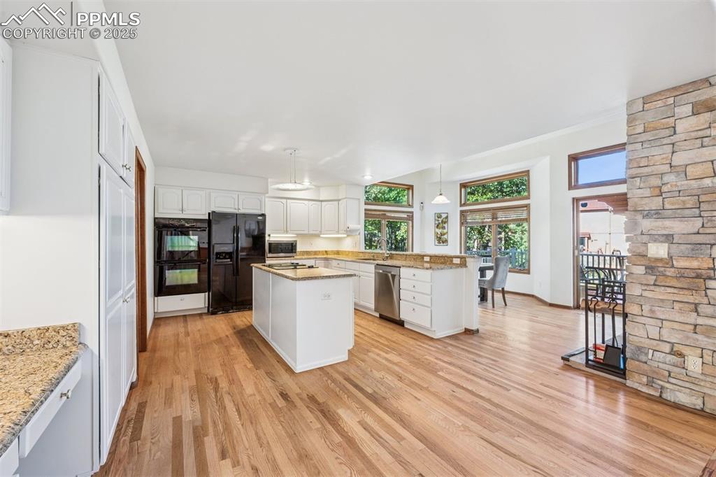 Image 7 of 50: Kitchen