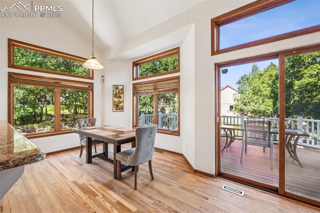 Image 9 of 50: Dining Area