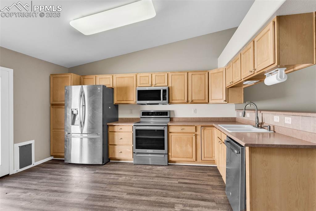 Image 11 of 28: Kitchen