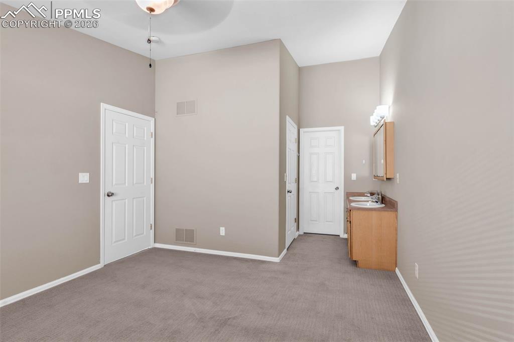 Image 15 of 28: Bedroom