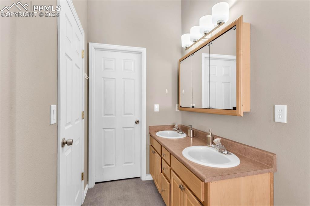 Image 16 of 28: Bathroom