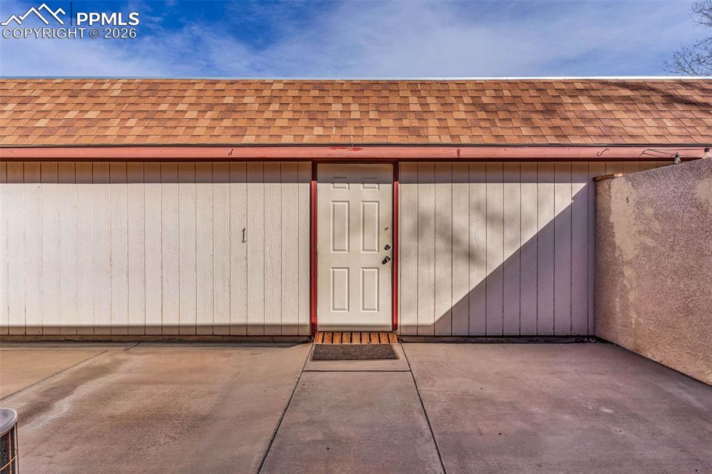 Image 24 of 28: Garage