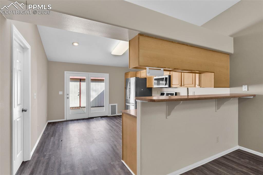 Image 9 of 28: Kitchen