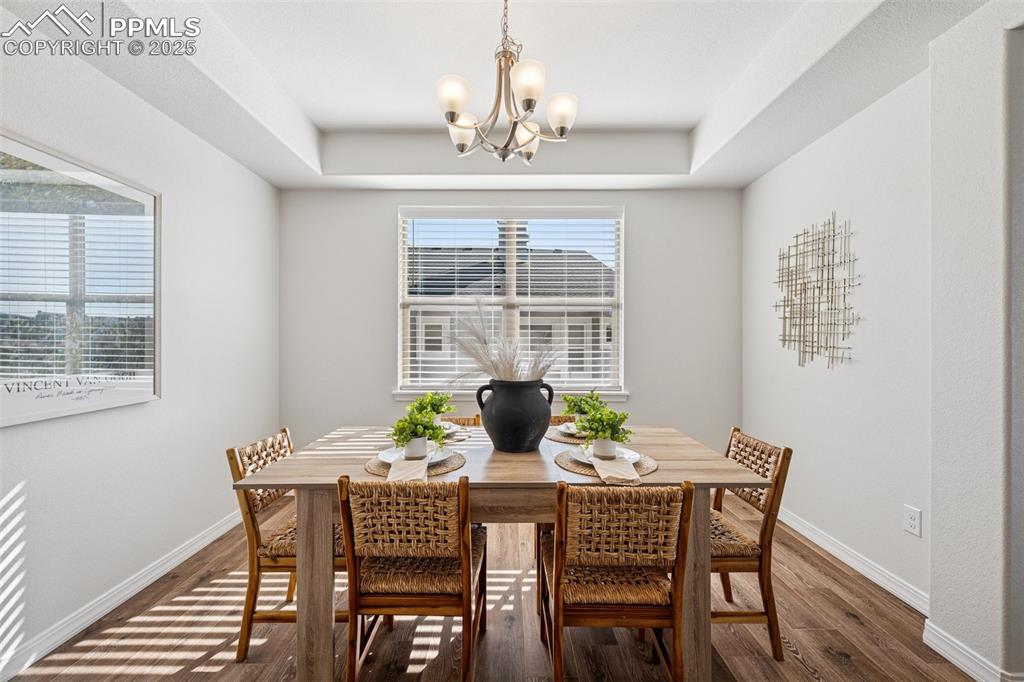 Image 12 of 50: 3-wall, open dining area