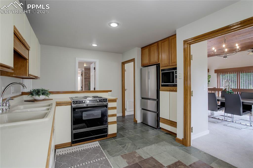 Image 10 of 33: Kitchen