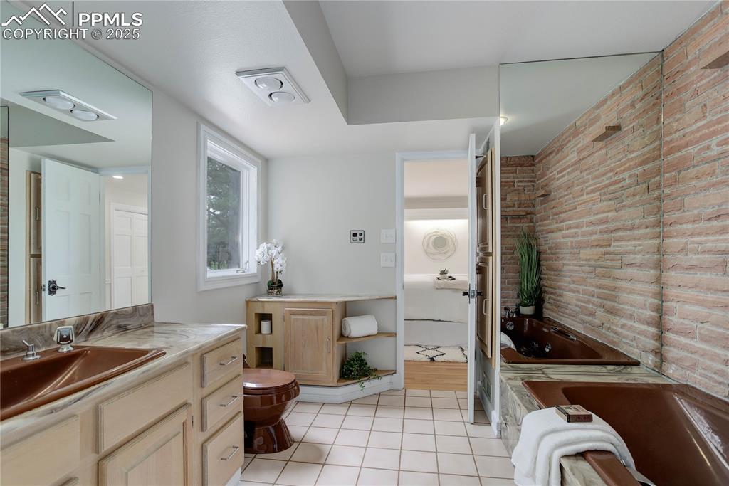 Image 15 of 33: Full primary bathroom
