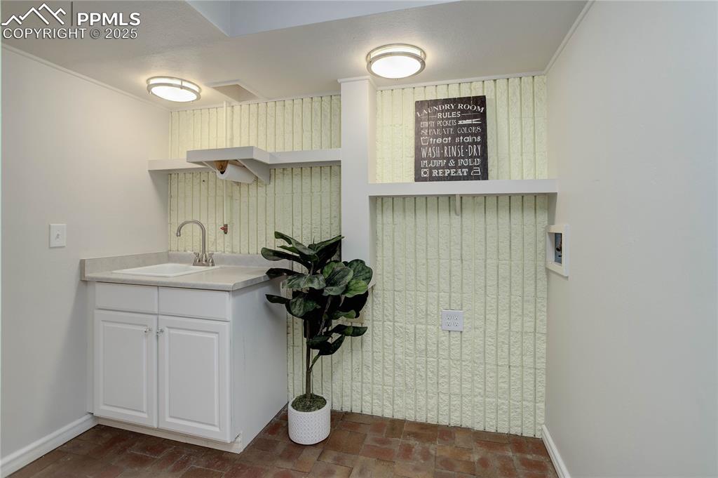 Image 28 of 33: Laundry room w/ utility sink