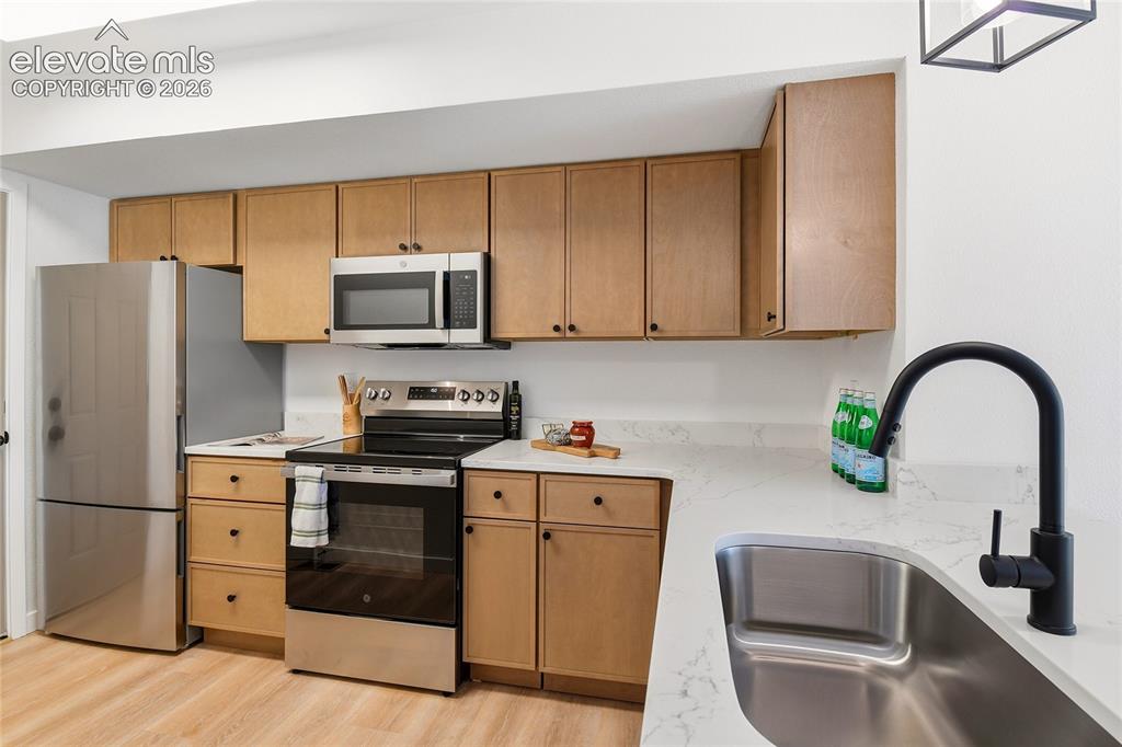Image 10 of 26: Kitchen