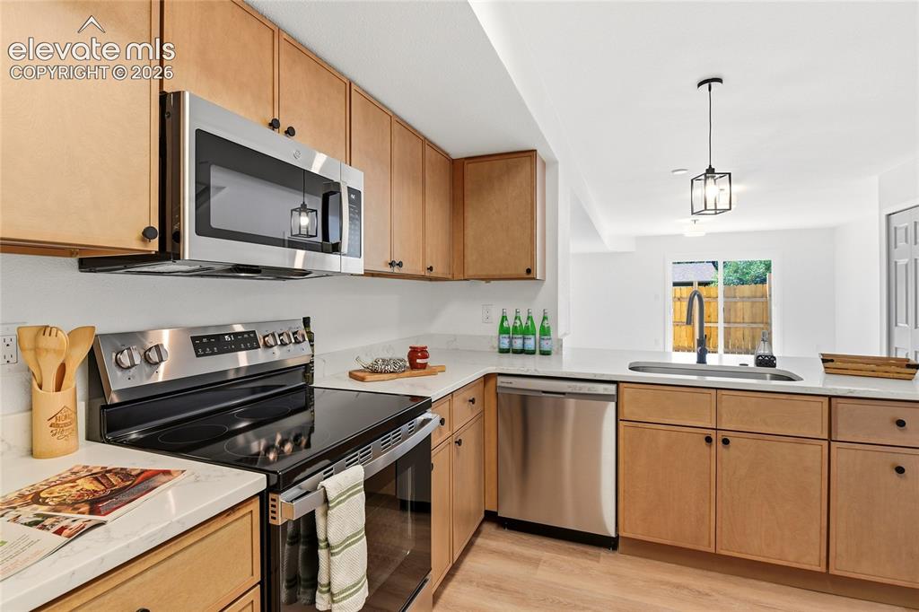 Image 11 of 26: Kitchen