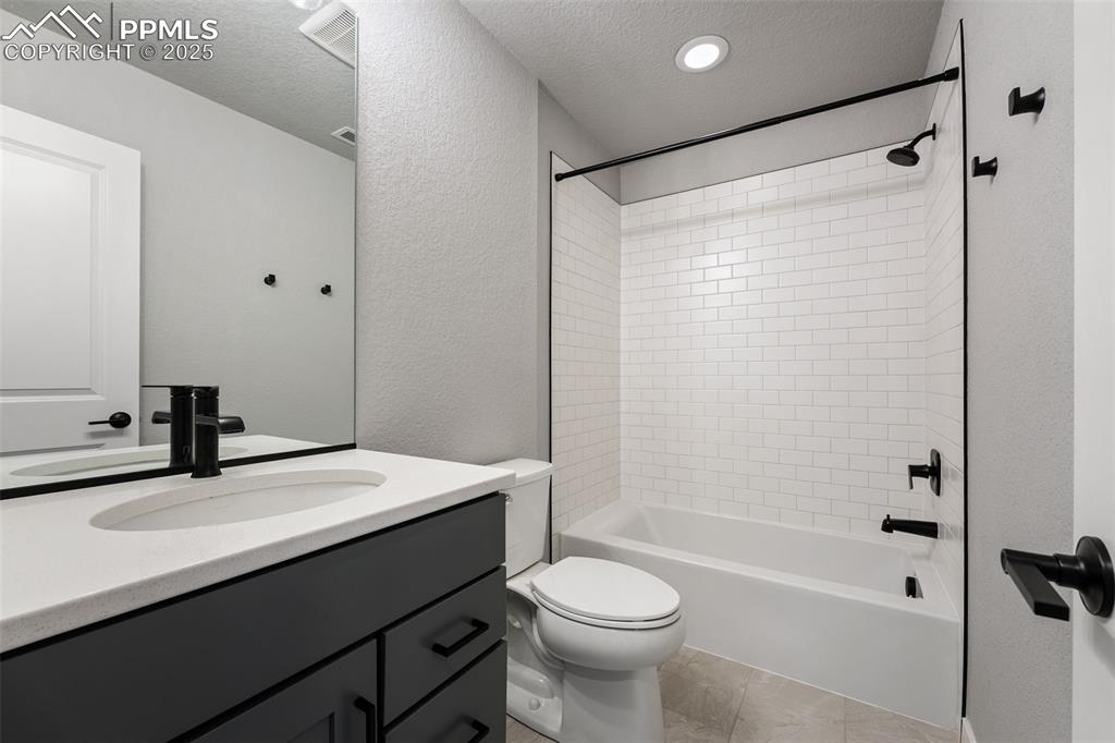 Image 17 of 48: Bathroom