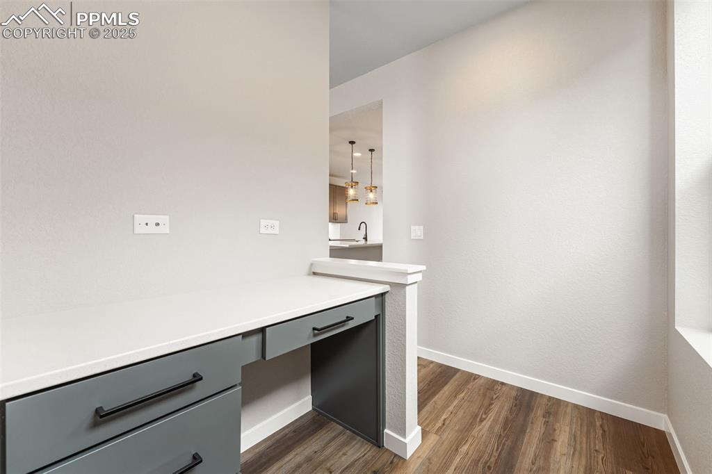 Image 22 of 48: Office