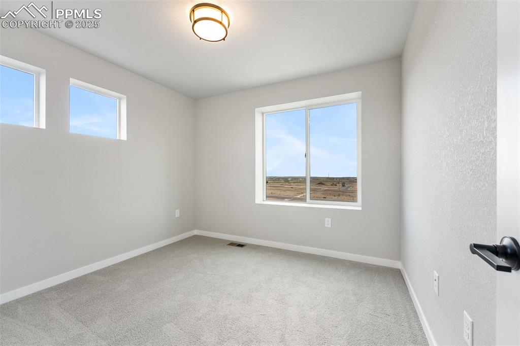 Image 32 of 48: Bedroom