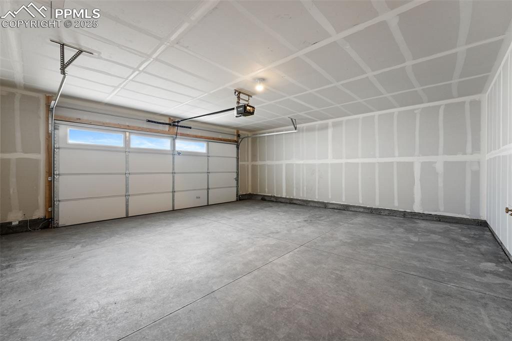 Image 38 of 48: Garage