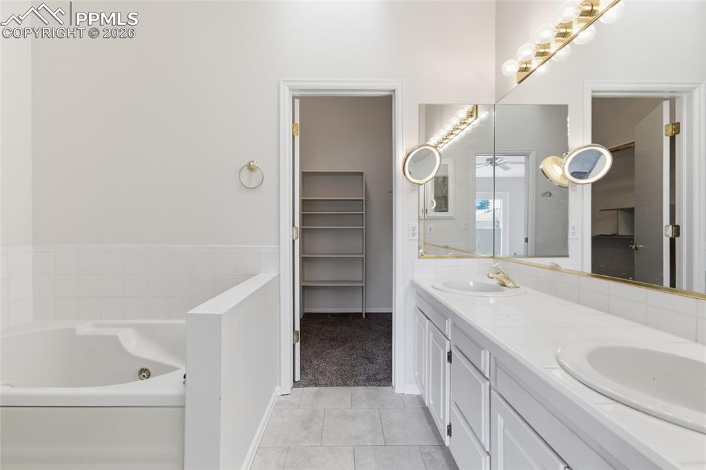 Image 22 of 41: Bathroom