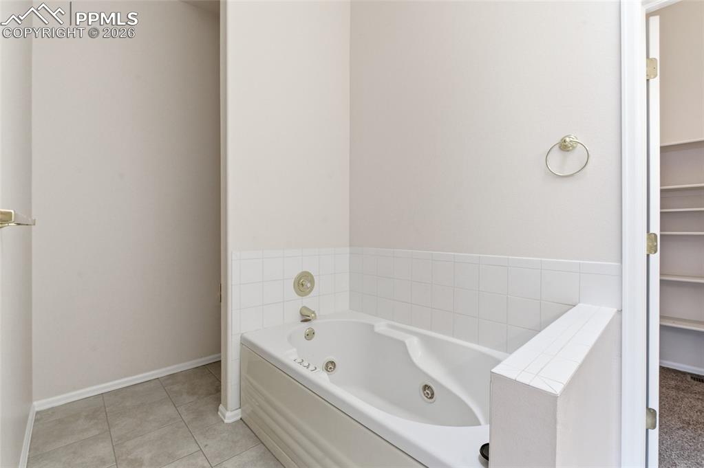 Image 23 of 41: Bathroom