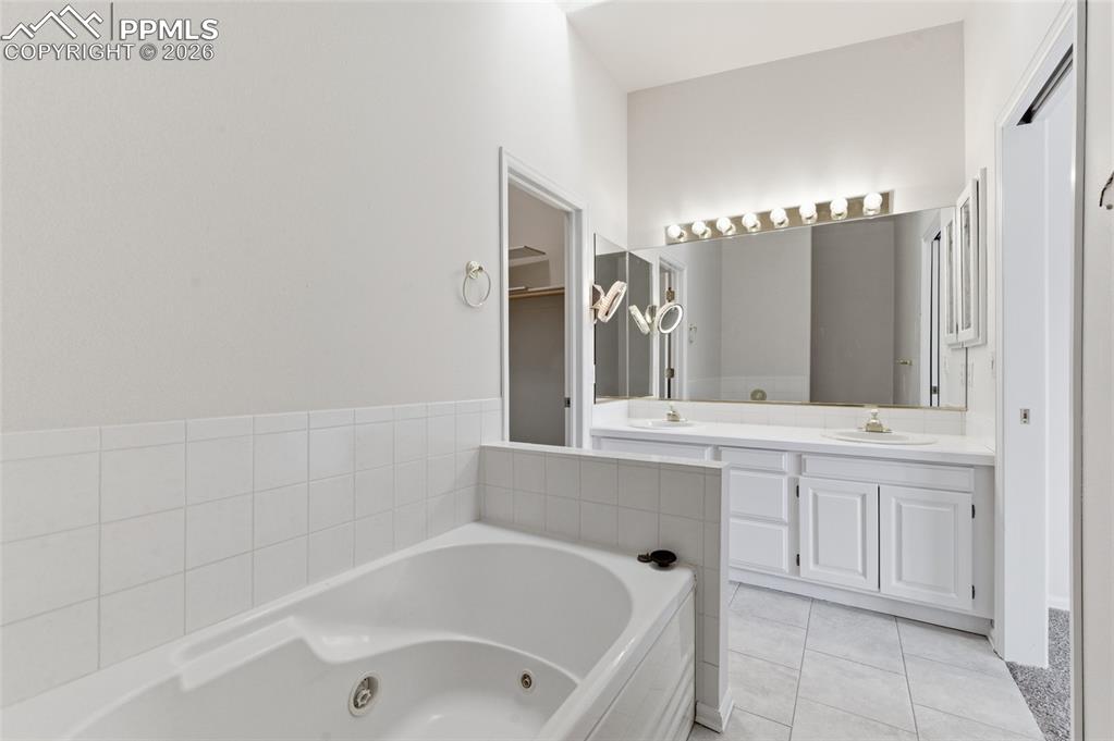 Image 24 of 41: Bathroom