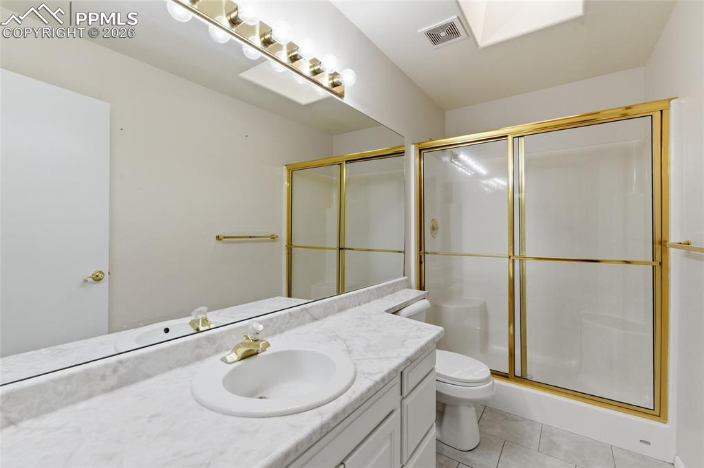 Image 26 of 41: Bathroom