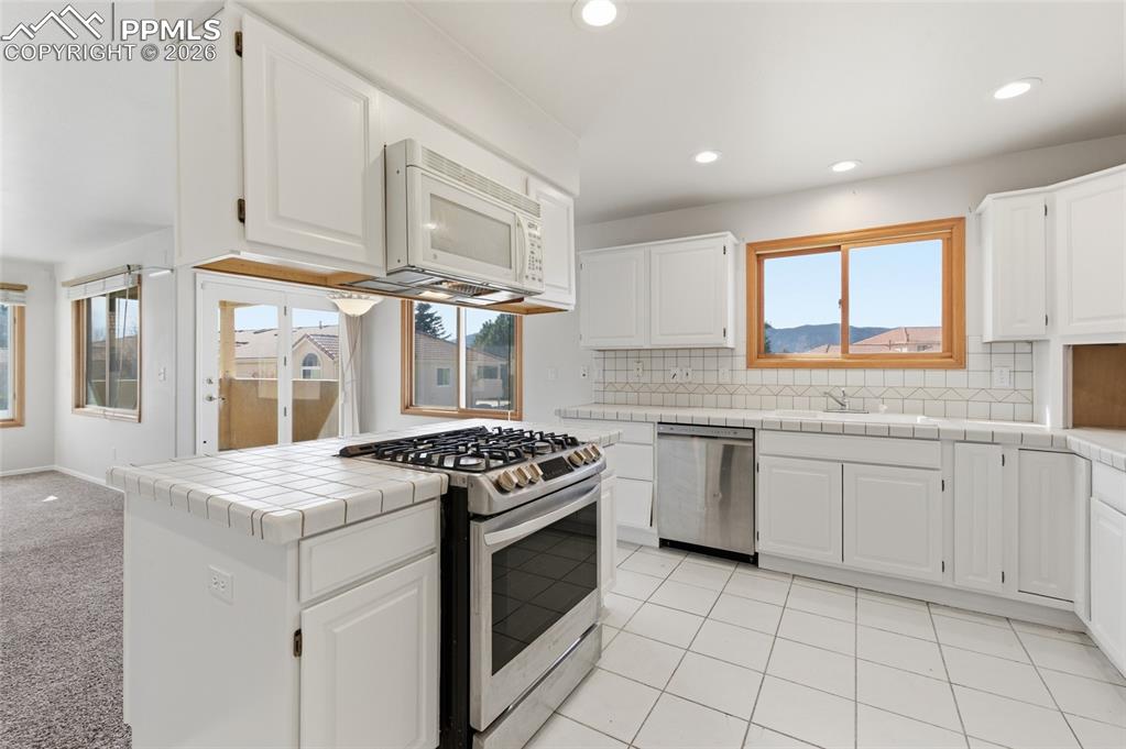 Image 7 of 41: Kitchen