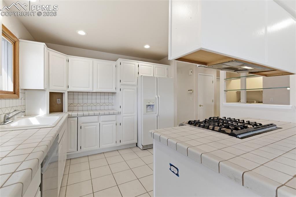 Image 9 of 41: Kitchen