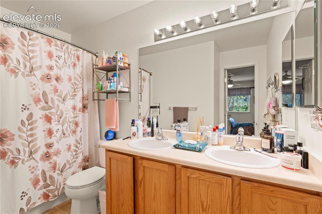 Image 14 of 27: Bathroom