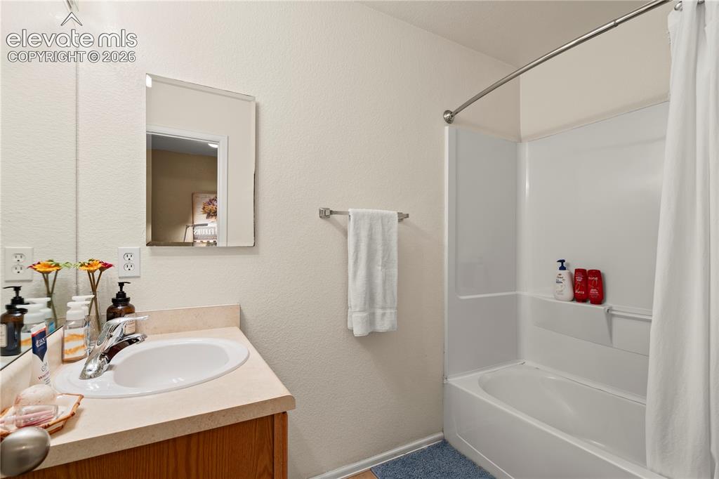 Image 15 of 27: Bathroom