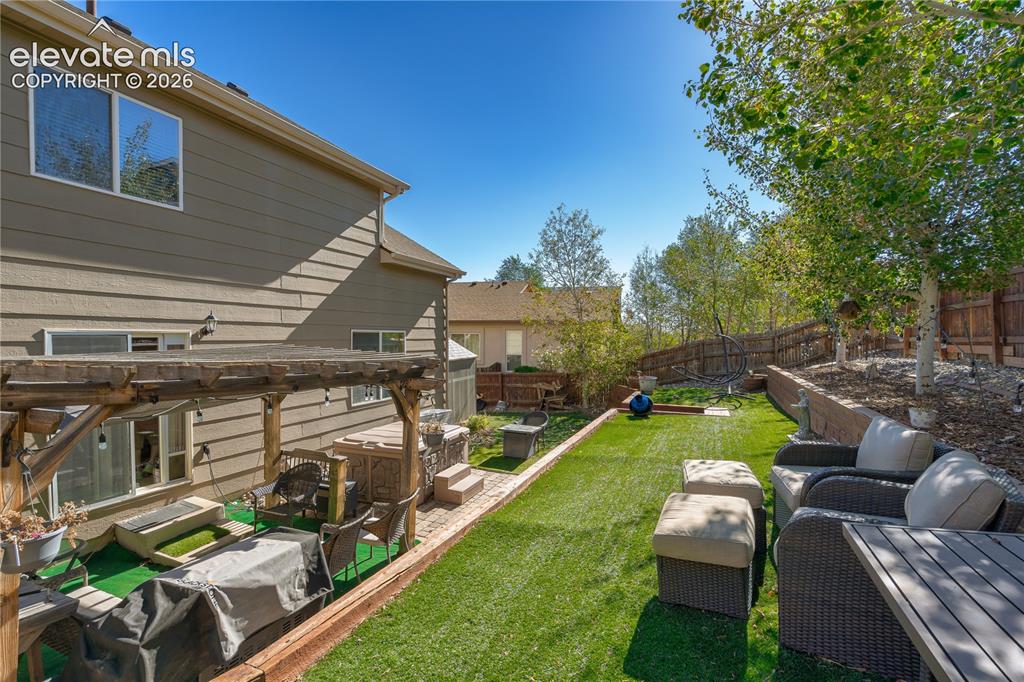 Image 17 of 27: Yard
