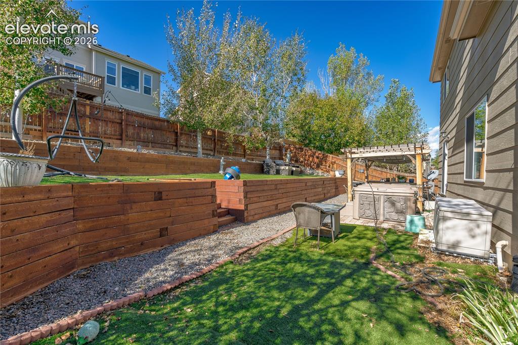 Image 18 of 27: Yard
