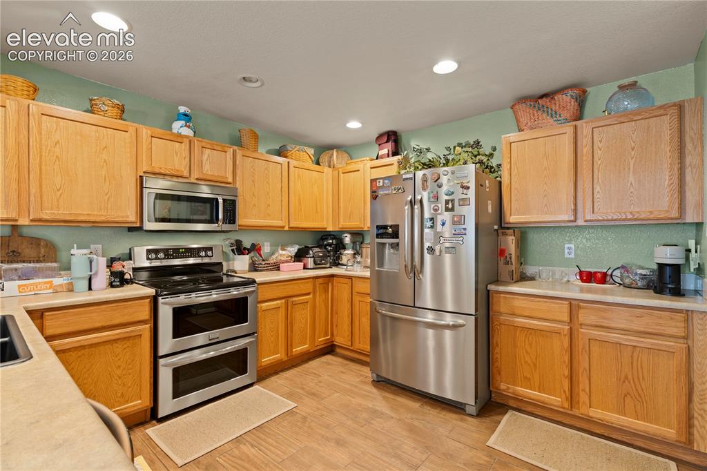 Image 7 of 27: Kitchen