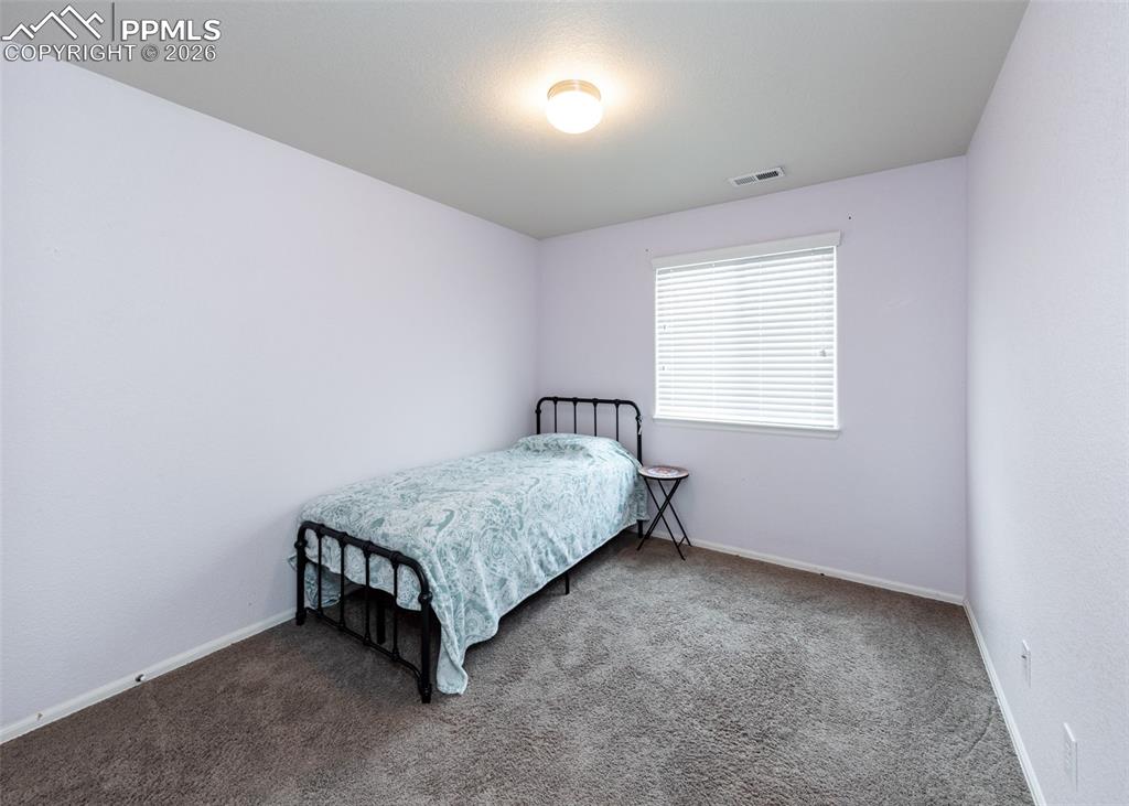 Image 16 of 24: Bedroom