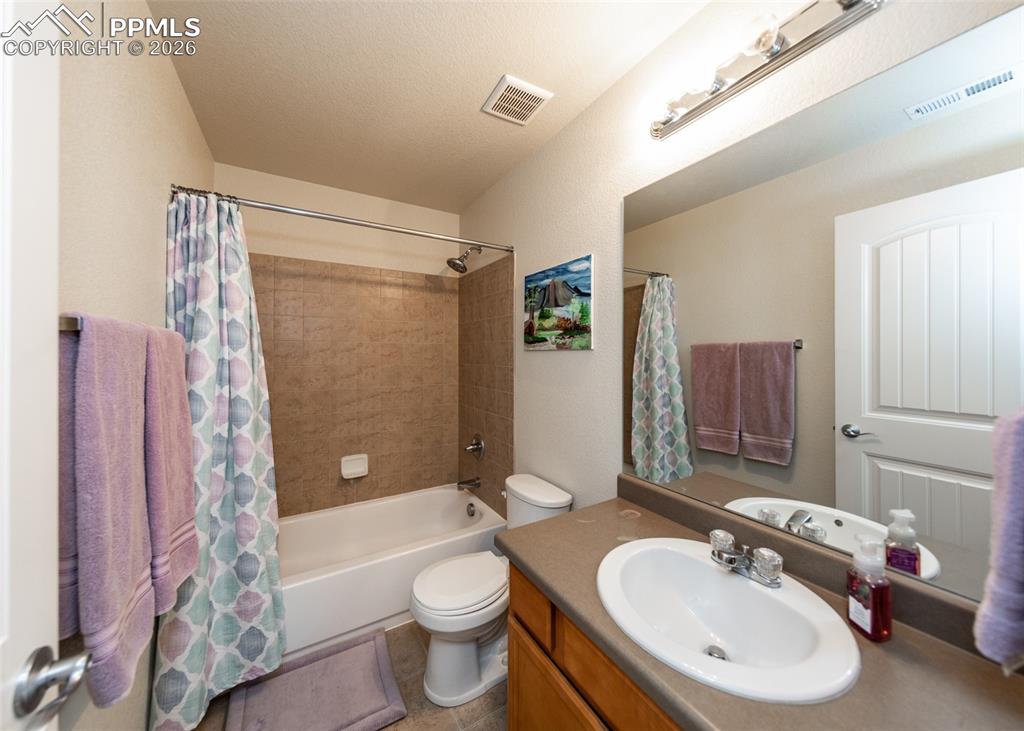 Image 17 of 24: Bathroom