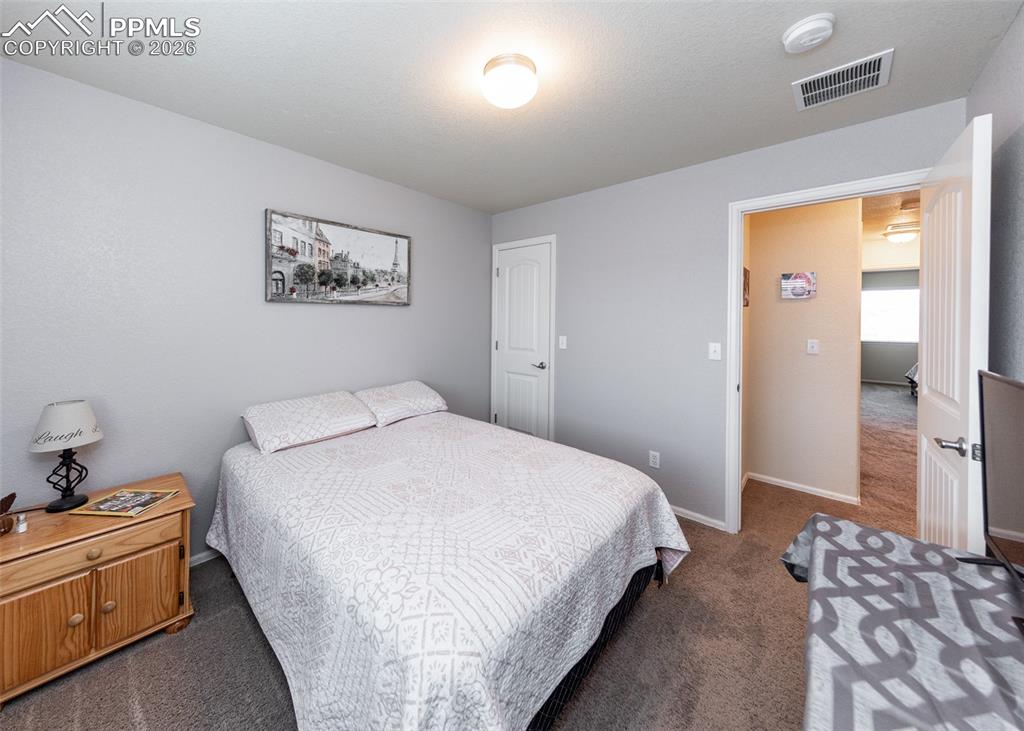 Image 19 of 24: Bedroom