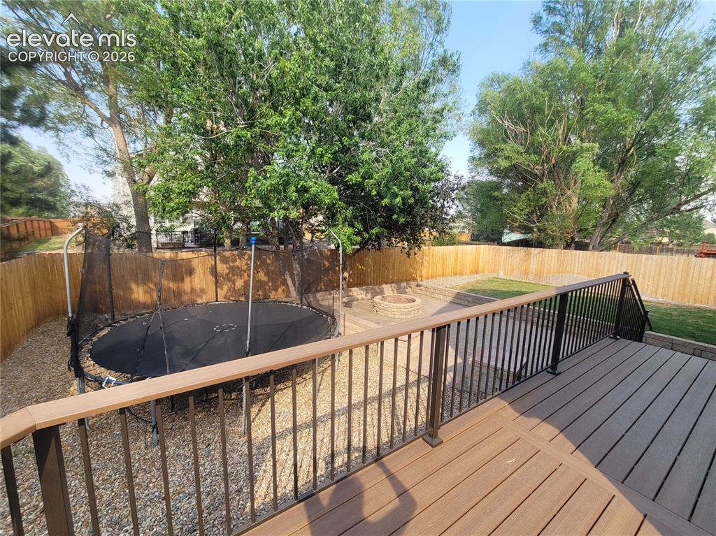 Image 18 of 22: Deck