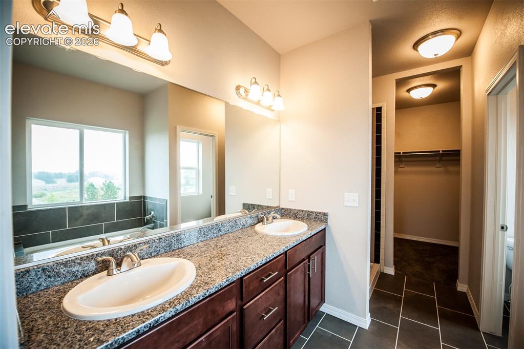 Image 14 of 29: 5-piece en-suite primary bathroom