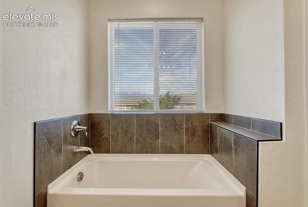 Image 24 of 50: Soaking tub with Pikes Peak view!