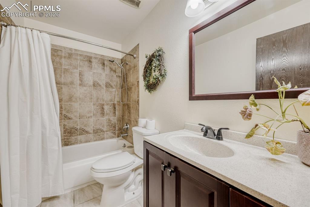 Image 27 of 30: Upstairs bathroom