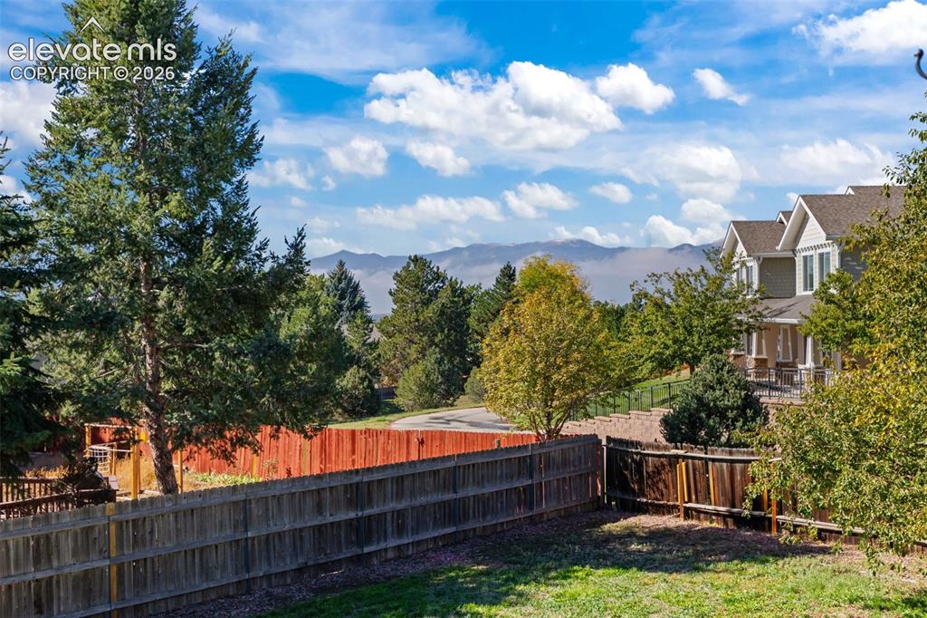 Image 19 of 22: Yard