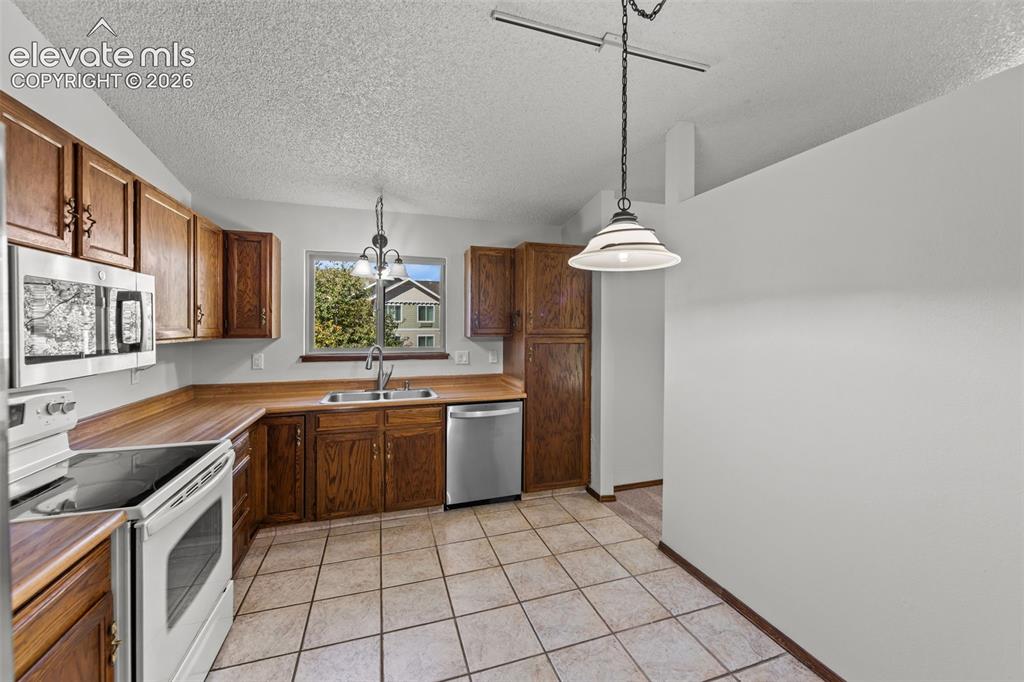 Image 6 of 22: Kitchen
