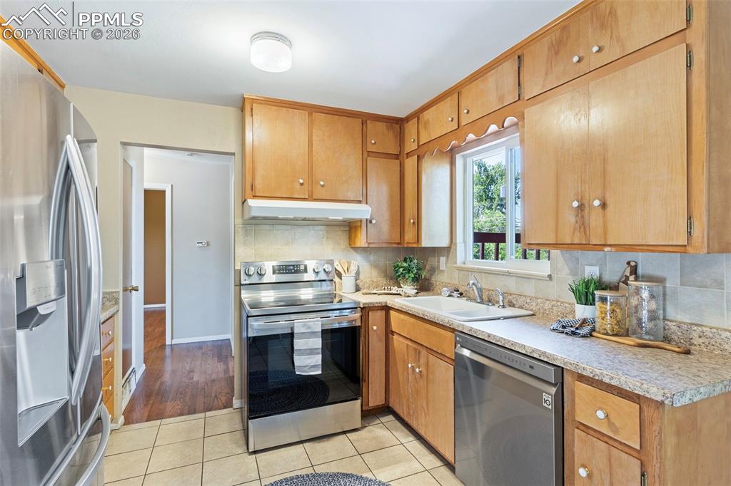 Image 11 of 37: Kitchen