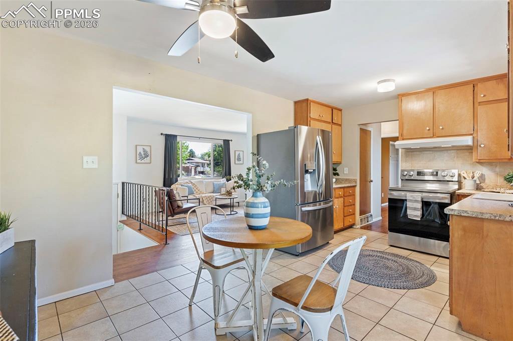 Image 13 of 37: Kitchen