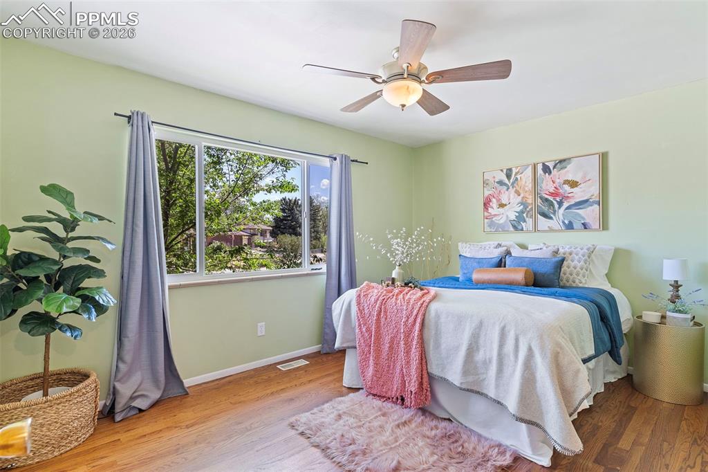 Image 16 of 37: Bedroom