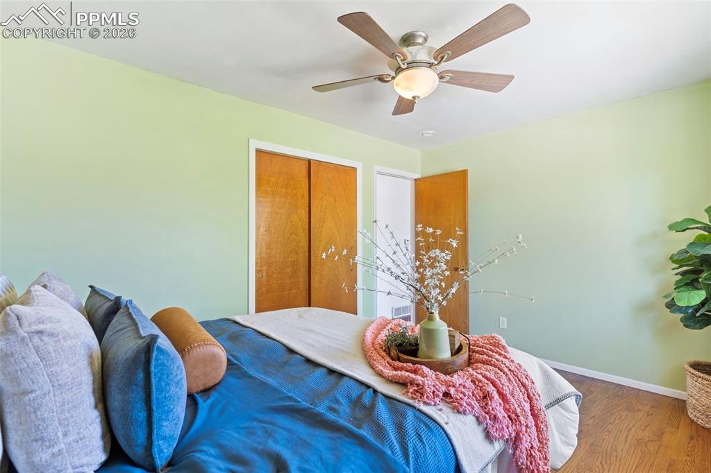 Image 17 of 37: Bedroom