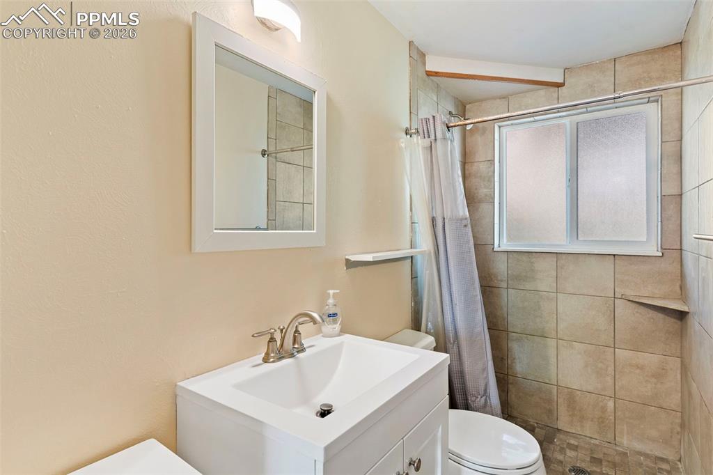 Image 25 of 37: Bathroom