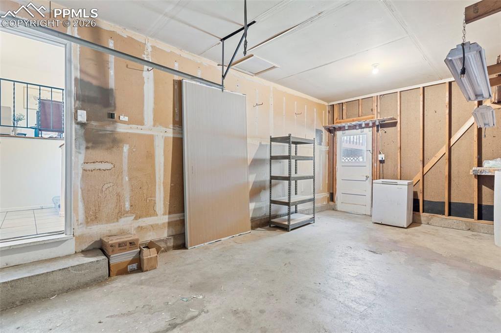 Image 31 of 37: Garage