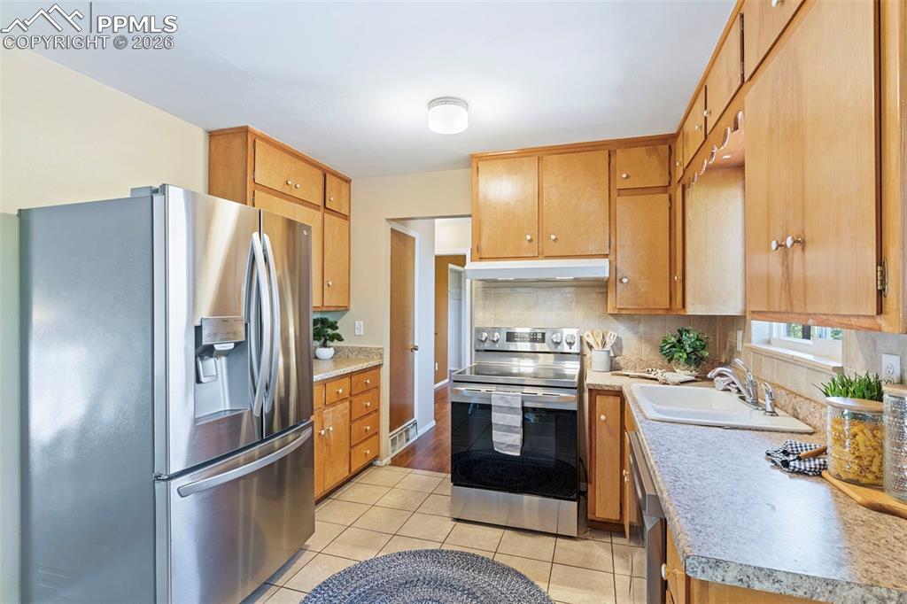 Image 9 of 37: Kitchen