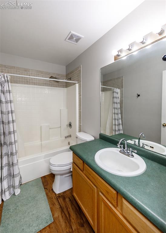 Image 30 of 45: Bathroom