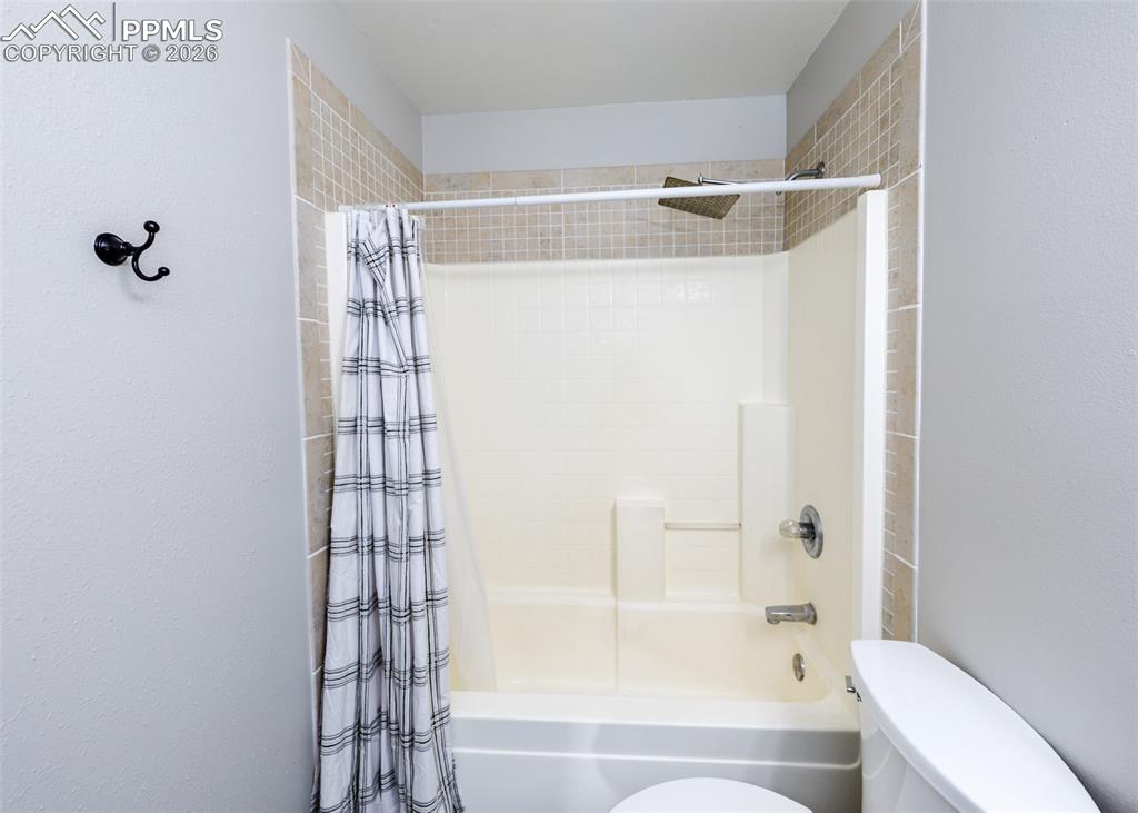 Image 31 of 45: Bathroom