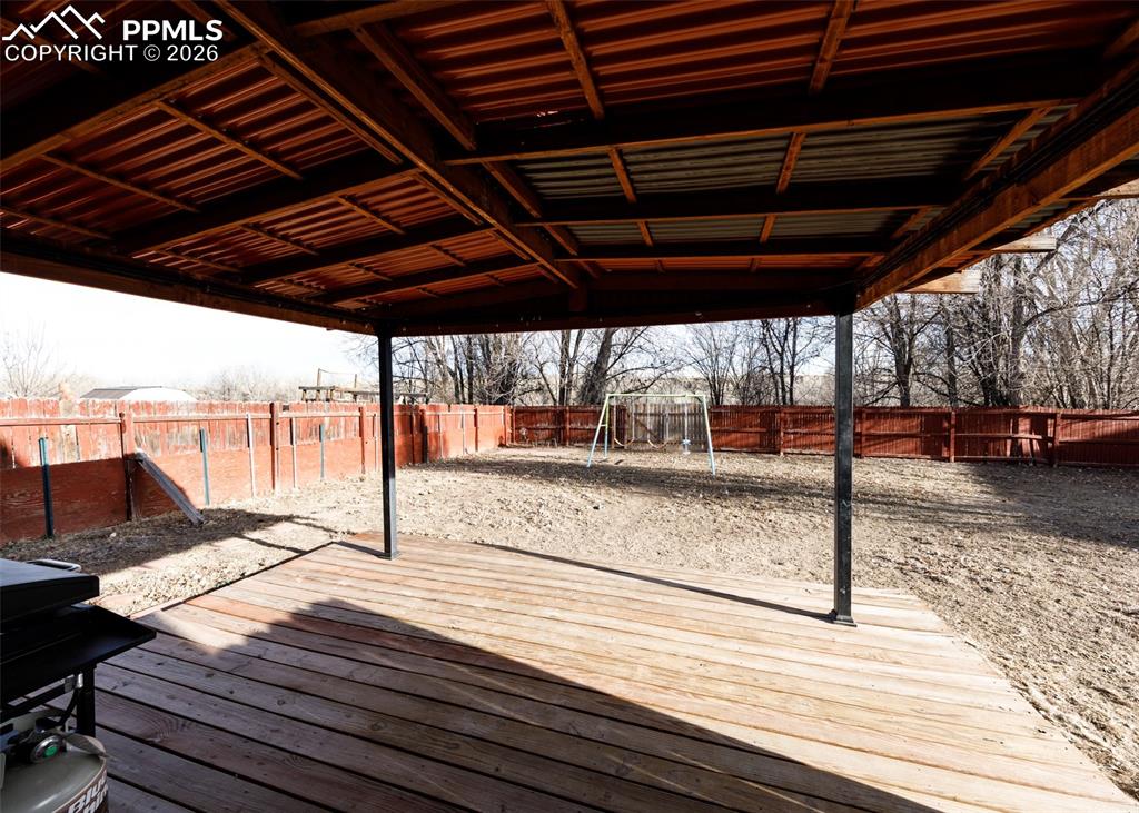 Image 32 of 45: Deck