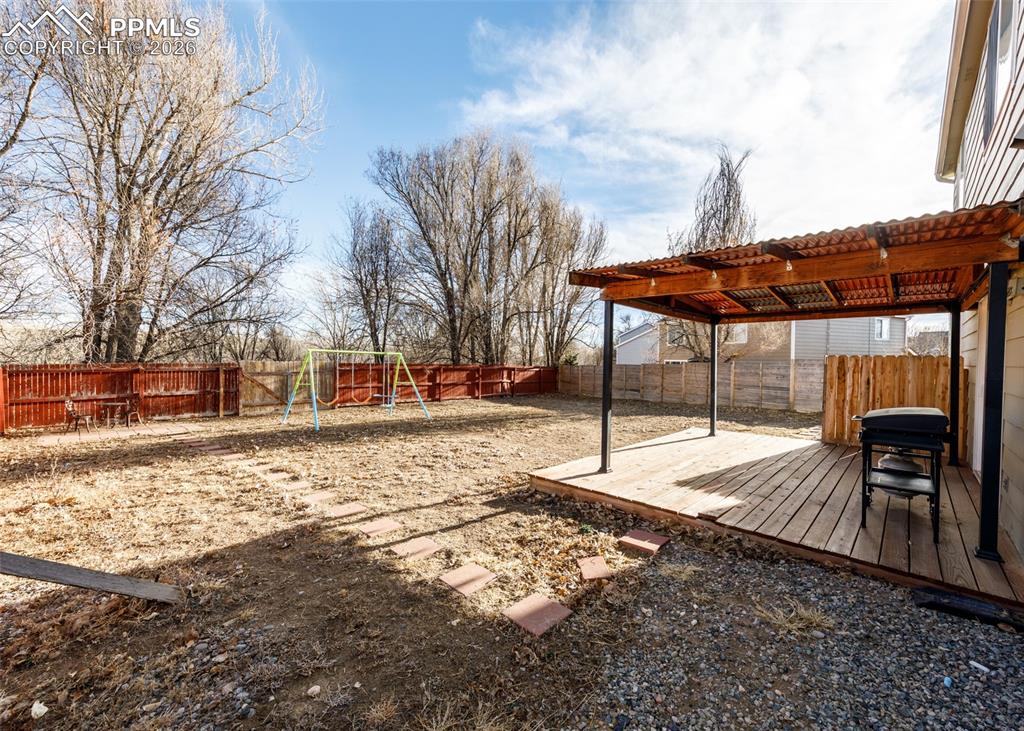 Image 35 of 45: Yard